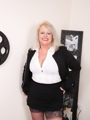 Chubby British mature lady loves playing with herself